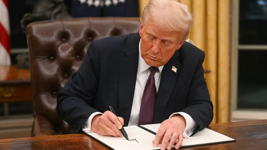 Trump, sûr de sa force, promet un \