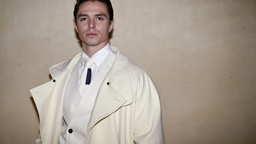 Jacquemus signe un retour triomphal avec une collection élégante à Paris