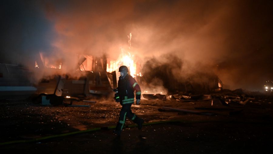 La Russie dit avoir abattu une centaine de drones ukrainiens, une raffinerie en feu