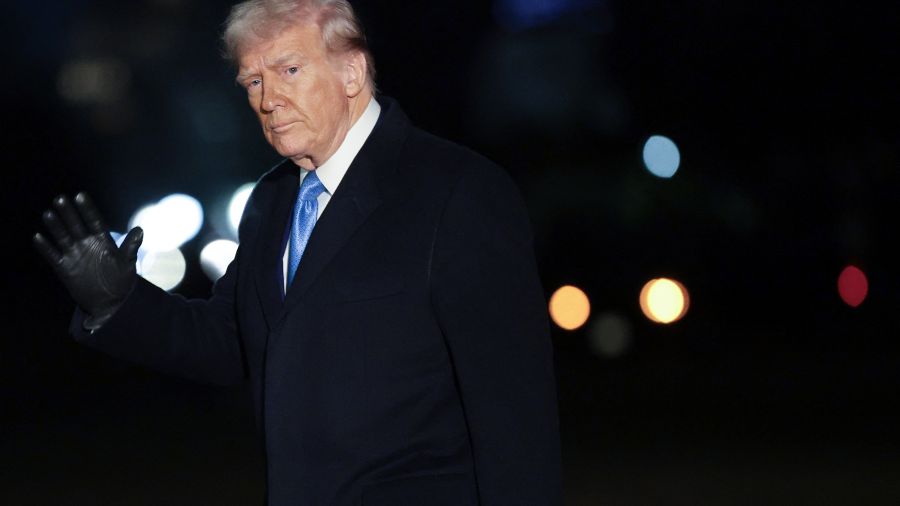 Les diplomates du G20 rassemblés autour de la table renversée par Trump