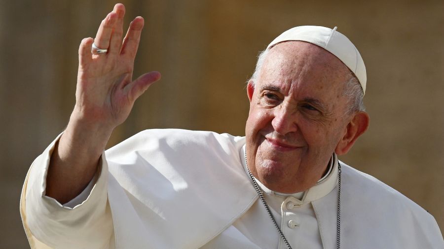 Le pape est hors de danger, ouvrant la perspective d'un retour au Vatican