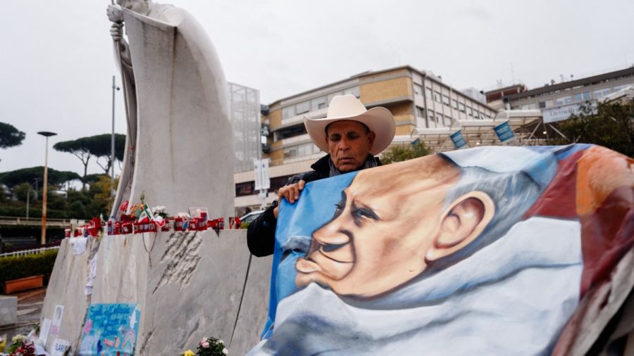 Roberto Márquez rend hommage au pape François avec une fresque à Rome