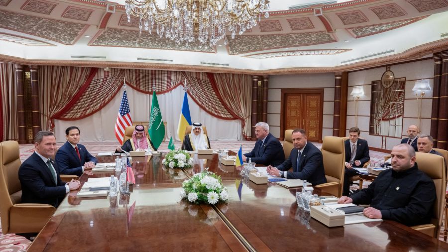 Cessez-le-feu en Ukraine: le Kremlin attend l'arrivée d'émissaires américains