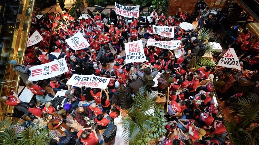 New York: des militants propalestiniens envahissent la Trump Tower