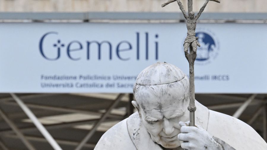 Hospitalisé depuis un mois, le pape François est dans un état \