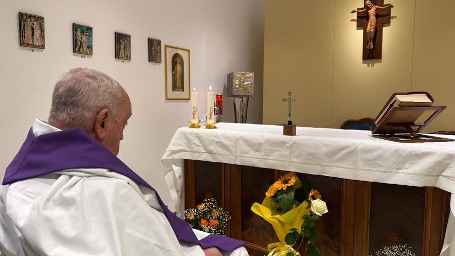 Première photo du pape hospitalisé, qui se dit \