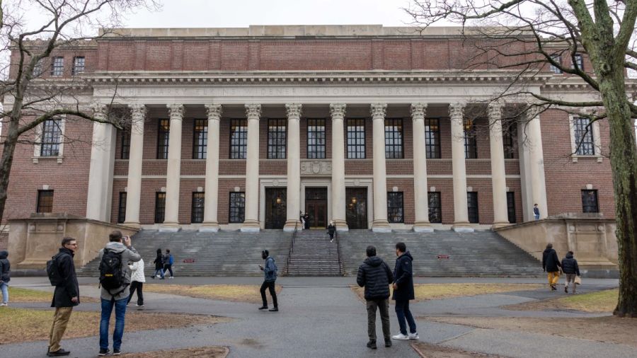 L'administration Trump veut couper 9 milliards de dollars à Harvard, accusée d'antisémitisme