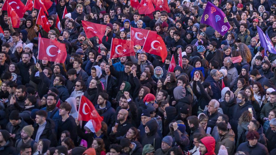 Turquie: première nuit en garde à vue pour le maire d'Istanbul, nouveau rassemblement prévu
