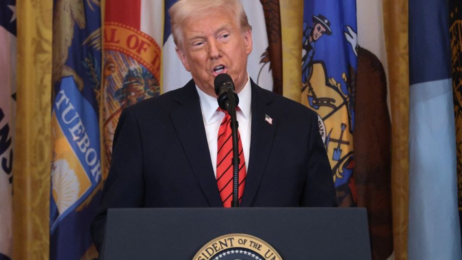 Trump demande l'aide de la Cour suprême face aux juges qui bloquent ses décrets