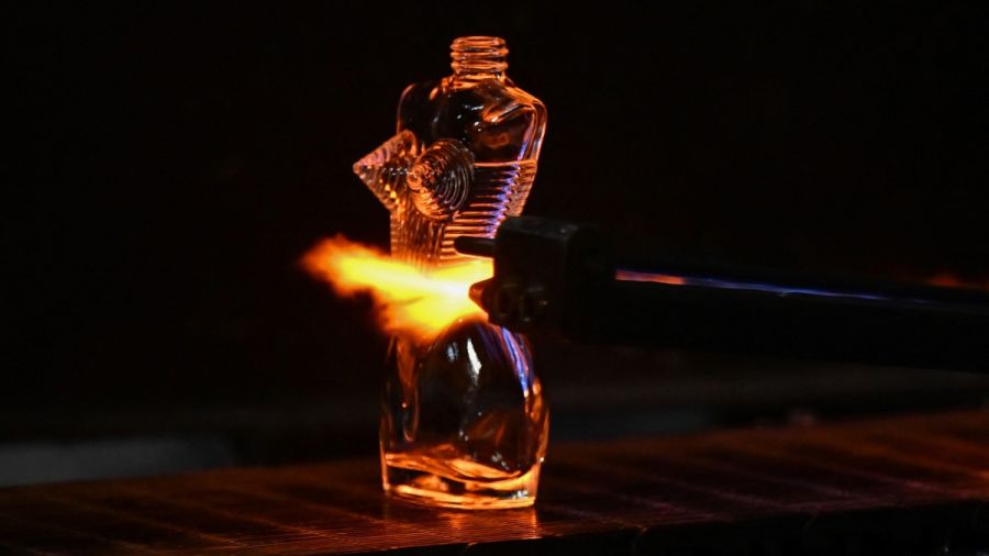Dans la vallée du verre, le flacon de parfum se verdit grâce à l’électricité