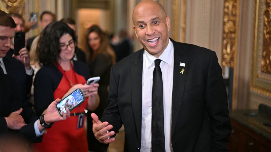 Un démocrate s'élève contre Trump au Sénat et bat un record d'endurance
