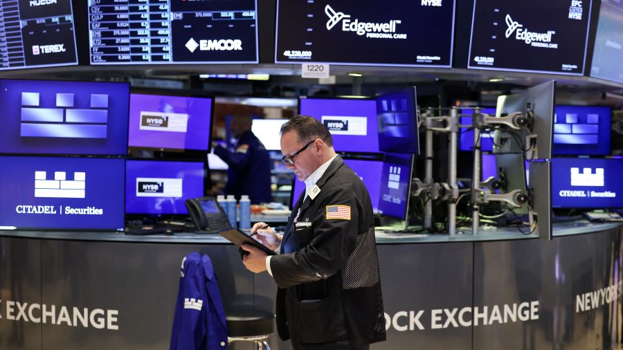 Le dollar s'enfonce, la tension monte avant les annonces douanières de Trump