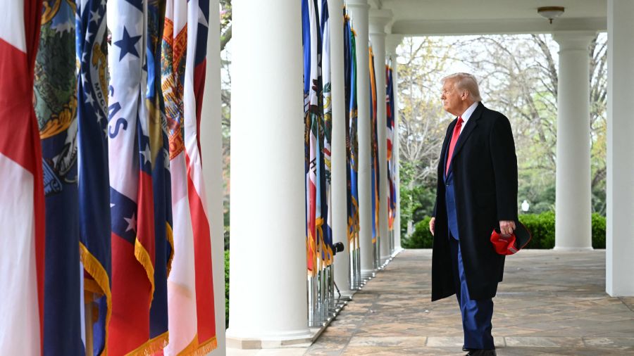Trump annonce des 'droits de douane réciproques' entrant en vigueur les 5 et 9 avril