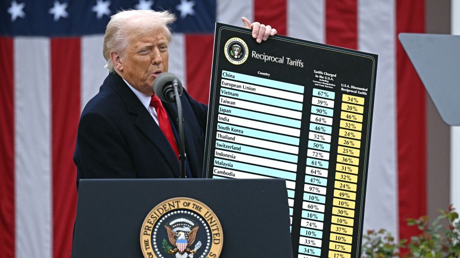 Menaces de riposte et appels au dialogue: les réactions aux droits de douane de Trump