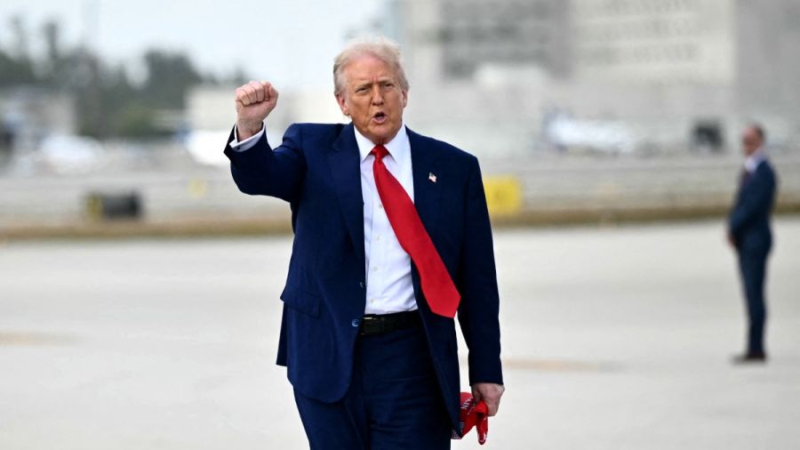 Trump s'arc-boute sur ses droits de douane malgré la débâcle des marchés