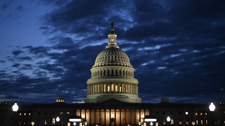 Une feuille de route pour financer le programme de Trump débattue au Sénat