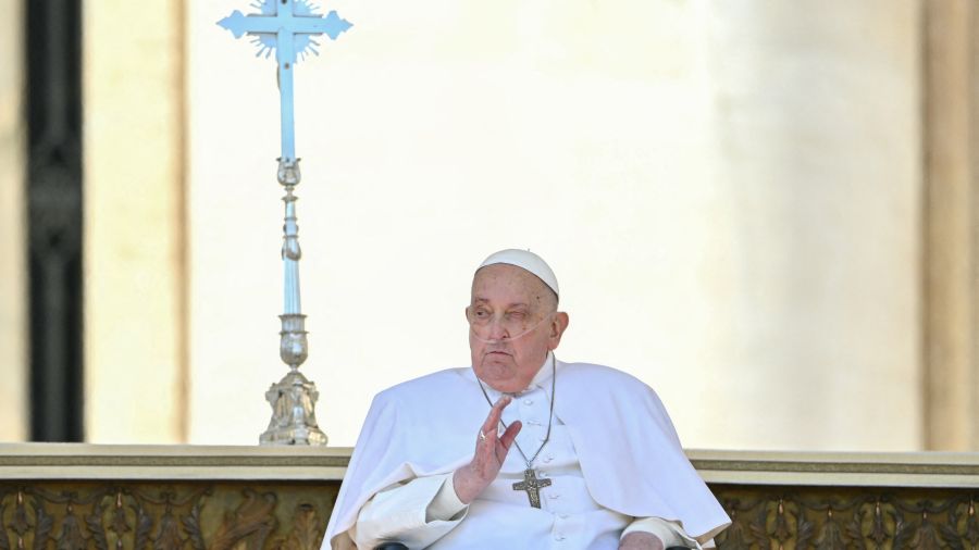 Le pape, convalescent, fait une apparition surprise au milieu des fidèles place Saint-Pierre
