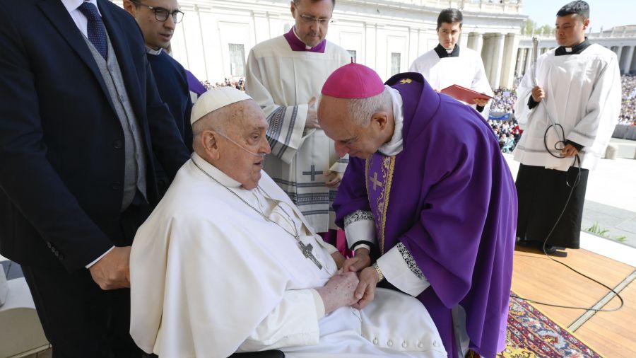 Le pape François «content» de sortir, mais reste en convalescence
