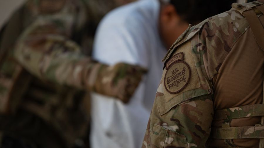 États-Unis: la Cour suprême suspend l'interdiction des expulsions de migrants