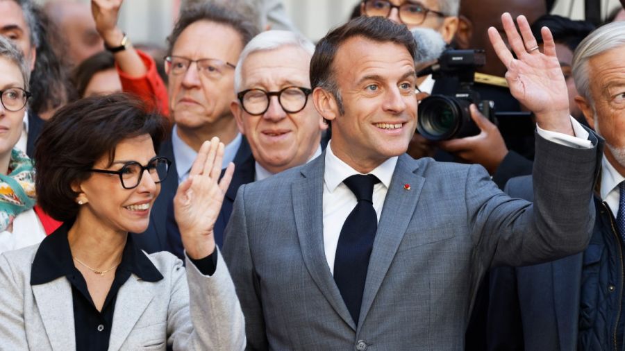 Emmanuel Macron célèbre l’esprit de Notre-Dame en médailles