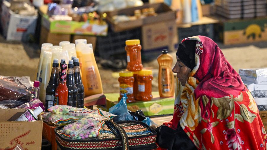 Sur un marché d'Irak, des vendeurs ambulants venus d'Iran pour fuir la crise