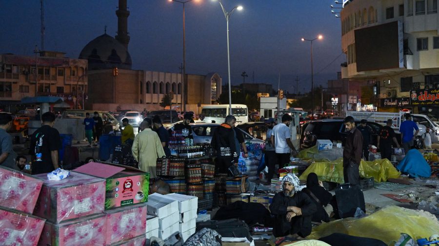 Sur un marché d'Irak, des vendeurs ambulants venus d'Iran pour fuir la crise