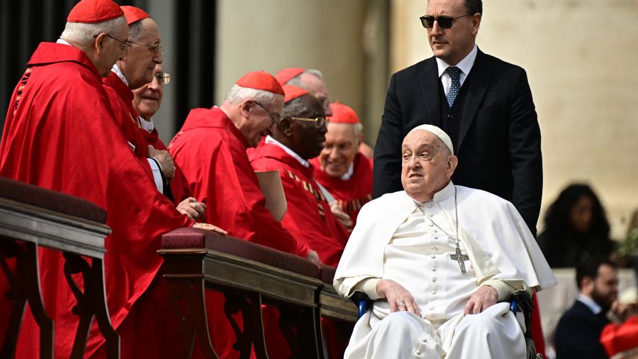Le pape François s'offre un bain de foule imprévu sur la place Saint-Pierre