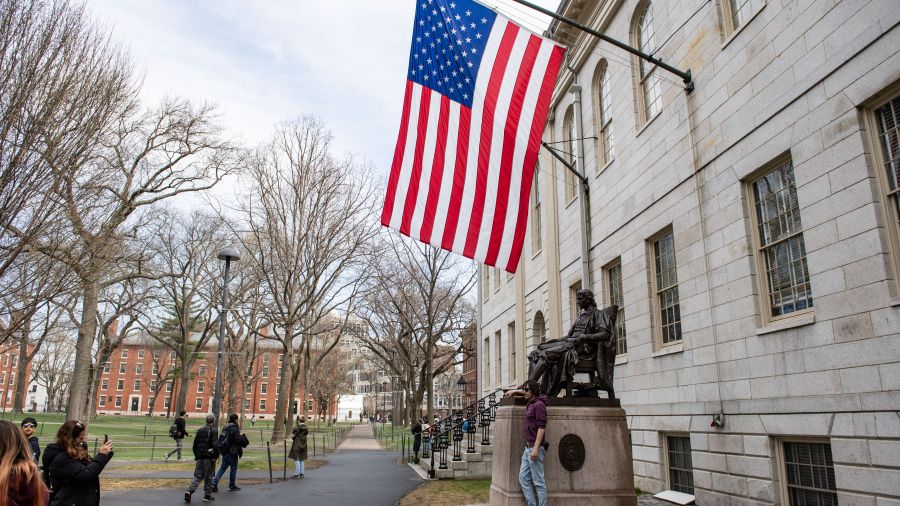 Trump redouble de menaces financières contre Harvard, qui refuse de plier