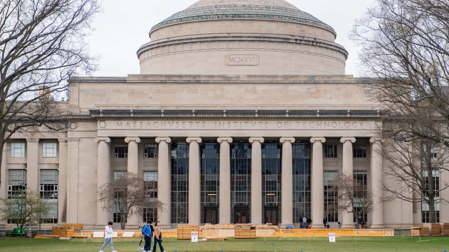 Trump qualifie Harvard de \