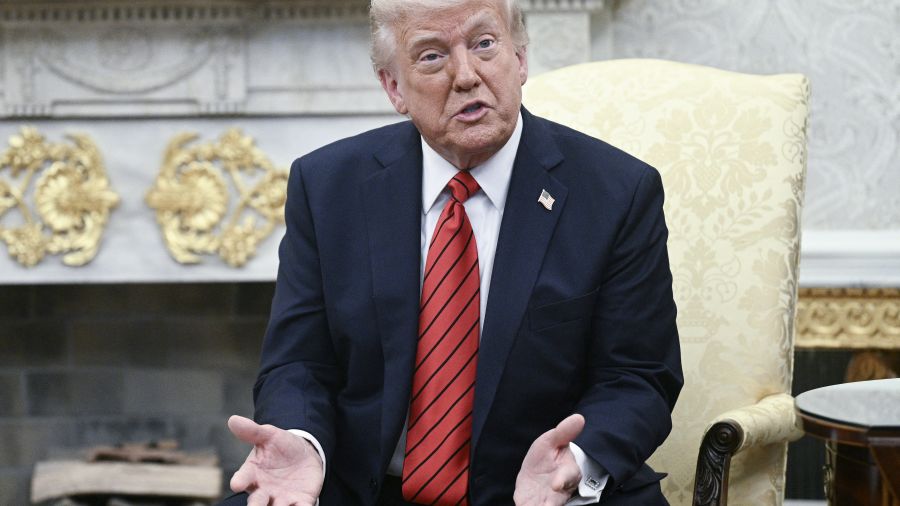 «À l'instinct»: les 100 jours d'un Trump sans garde-fou