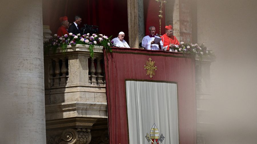 « Joyeuses Pâques », lance le pape au balcon de la basilique Saint-Pierre