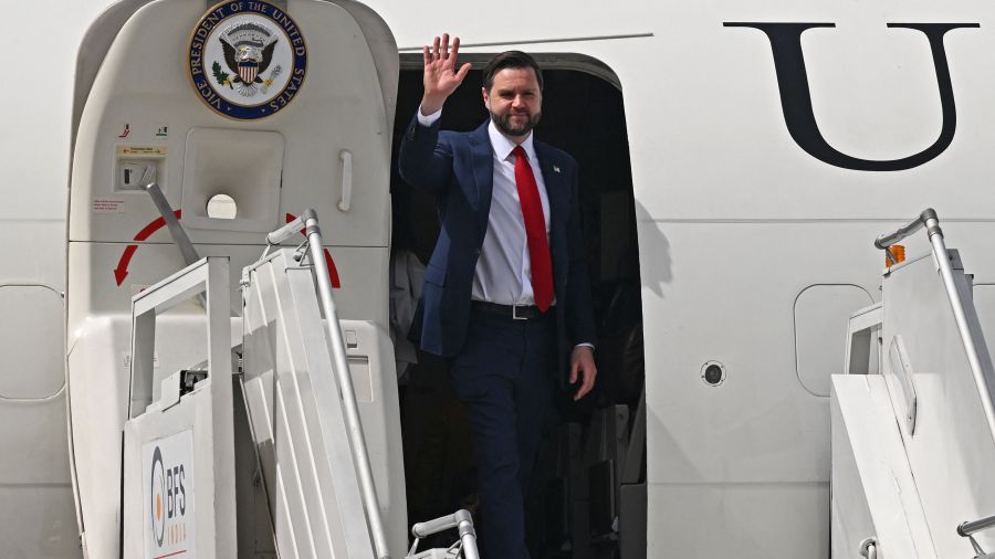 Le vice-président américain JD Vance est arrivé en Inde pour parler commerce