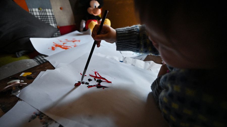 À seulement 21 mois, l'artiste prodige  « Thumbelina »  émerveille  Tokyo avec ses toiles colorées