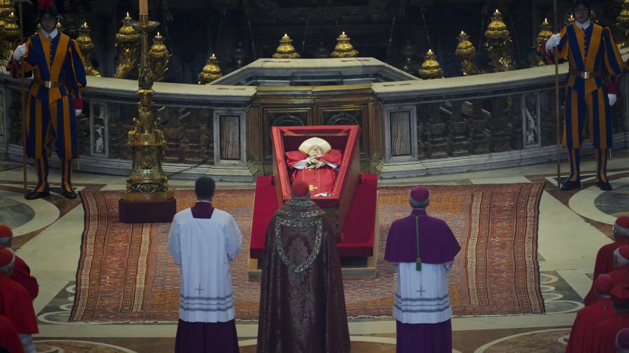 La dépouille du pape est arrivée à Saint-Pierre pour l'hommage des fidèles