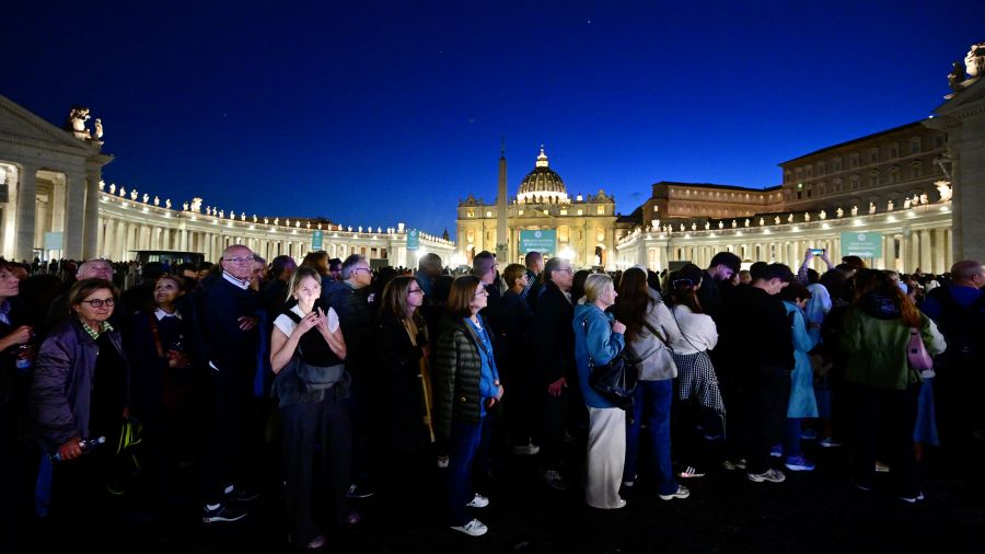 Nouvelle journée d'hommage au pape François à la basilique Saint-Pierre