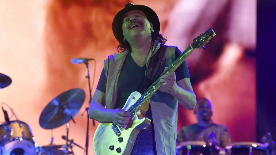 Quand le Covid interrompt la tournée de Carlos Santana maestro de la guitare