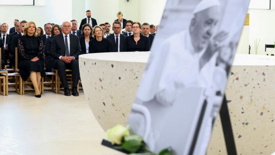 L'écrivain Javier Cercas et le pape François, unis contre le cléricalisme