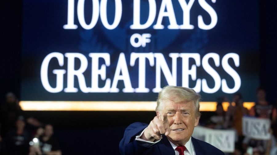 Trump triomphant et agressif lors d'un premier meeting post-élection