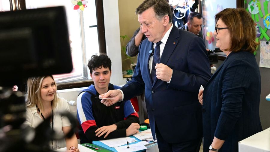 La Roumanie retourne aux urnes, l'extrême droite en tête des sondages