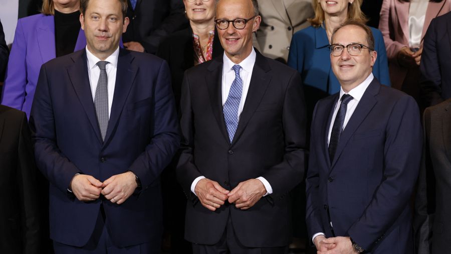 Merz se rend en chancelier allemand fragilisé à Paris, puis Varsovie