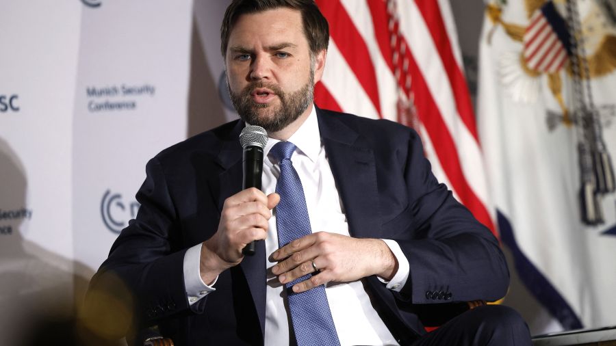 JD Vance et Zelensky discutent à Rome de l'appel Trump-Poutine, prévu lundi