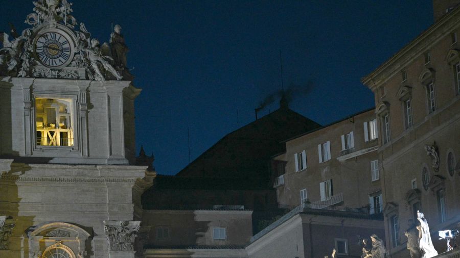 Fumée noire au Vatican, pas de pape après le premier jour du conclave