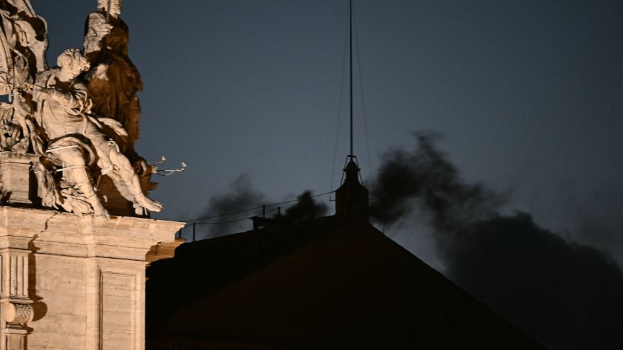 Deuxième jour de conclave au Vatican : l'attente d'une fumée blanche
