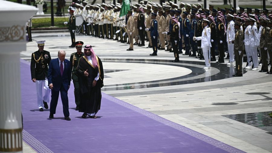 Avions de combat et chandeliers géants, un accueil sur-mesure pour Trump à Riyad