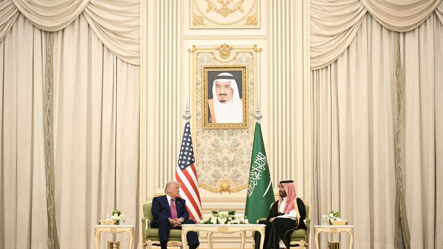 Reçu royalement à Ryad, Trump annonce de pharaoniques investissements saoudiens