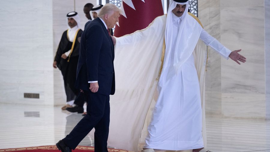 Trump arrive au Qatar après un changement de cap majeur sur la Syrie