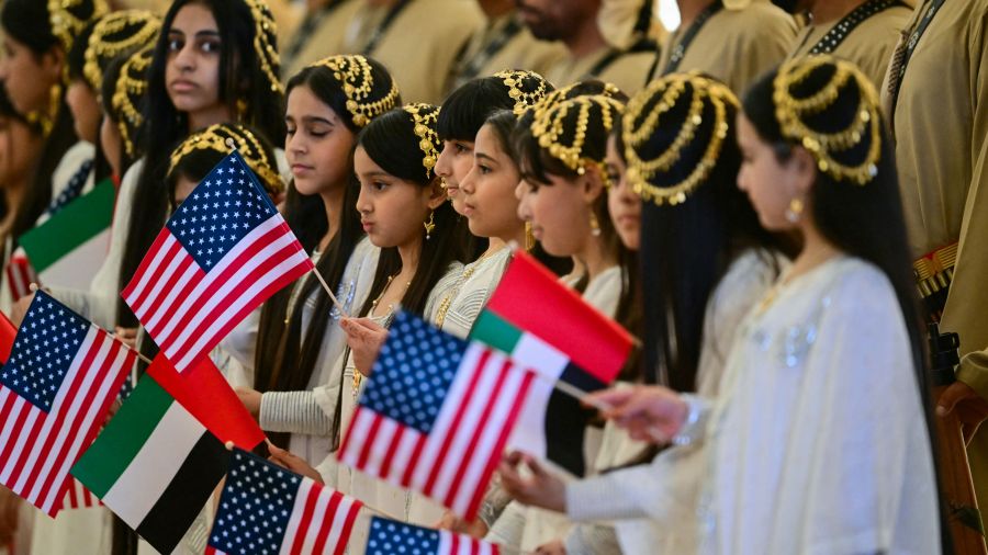 Trump atterrit aux Emirats arabes unis, dernière étape de sa tournée dans le Golfe 