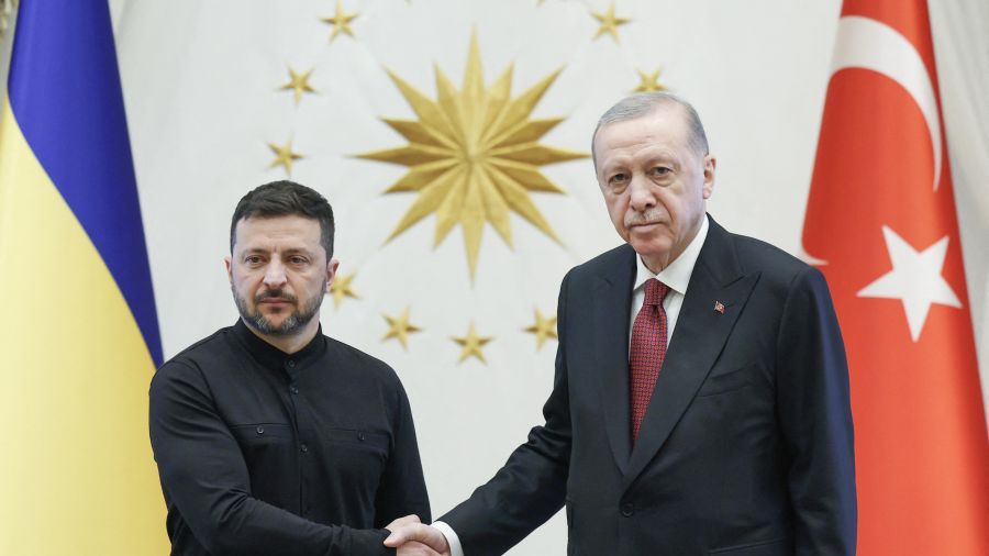 Début d'une rencontre à Istanbul entre Ukrainiens, Turcs et Américains