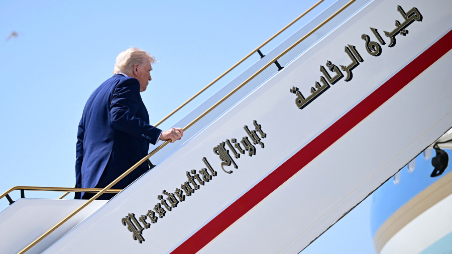 Donald Trump conclut une fastueuse tournée du Golfe