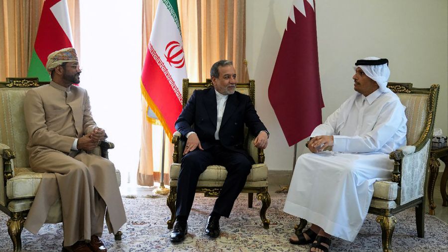 Téhéran rejette les discussions tant qu’il est attaqué, annonce au Qatar et à Oman